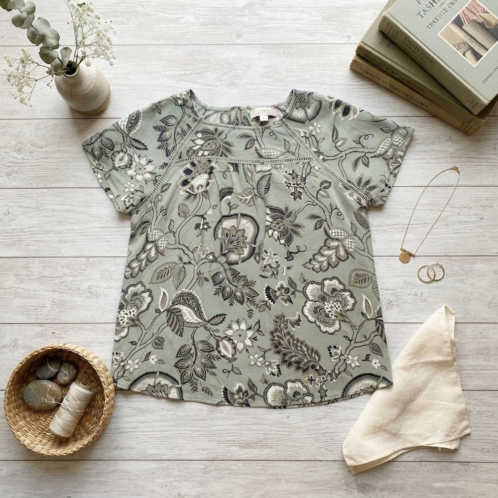 Loft Outlet Sage Green Floral Paisley‎ Ladder Lace Keyhole Back Blouse Large